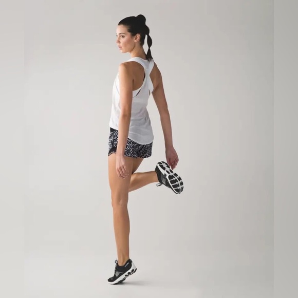 2.5” Lululemon net pop hotty hot shorts in white and black. Size 6. - Picture 6 of 14